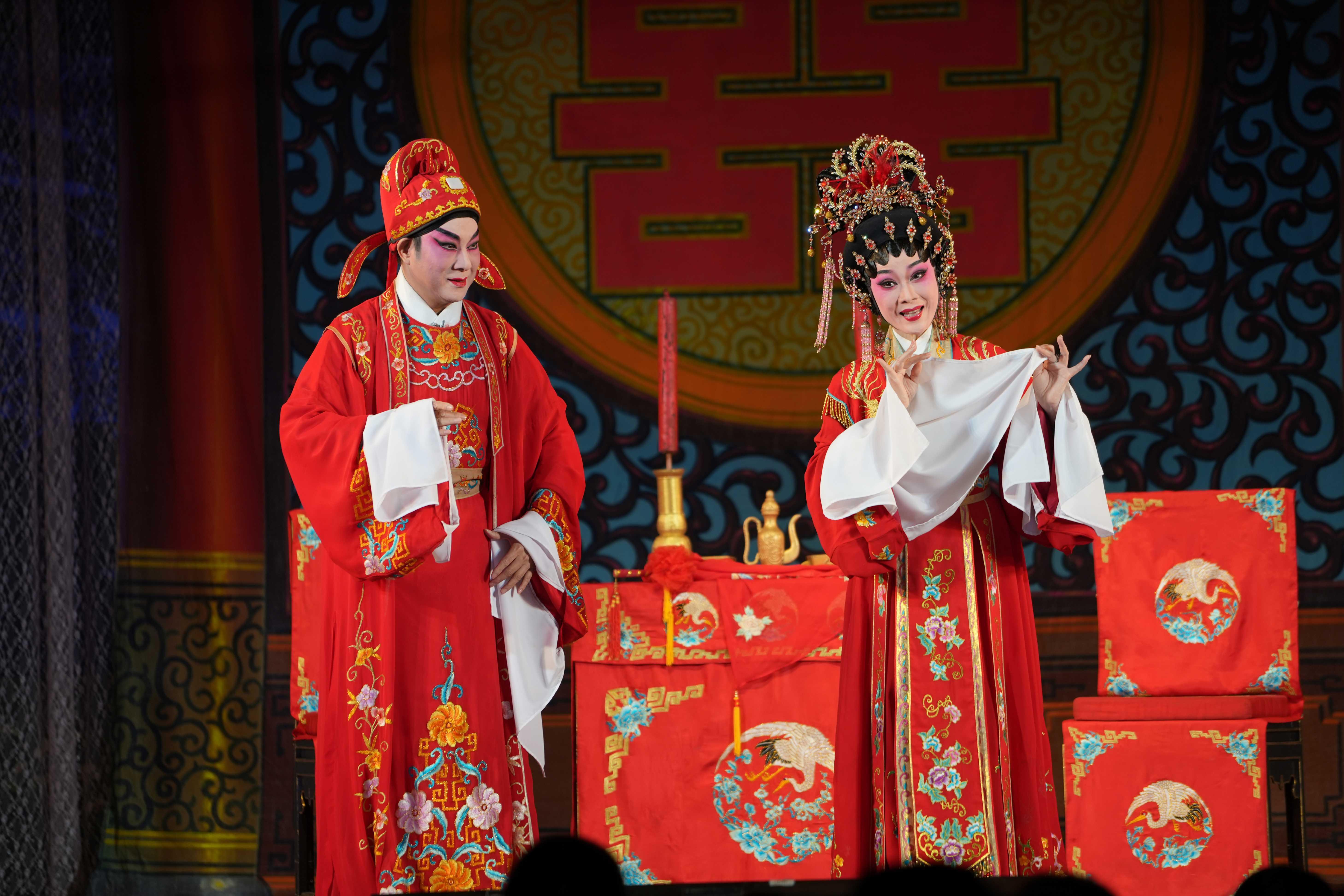 近日,广东粤剧院,广州粤剧院下辖各粤剧团在粤西的吴川,化州等地乡村