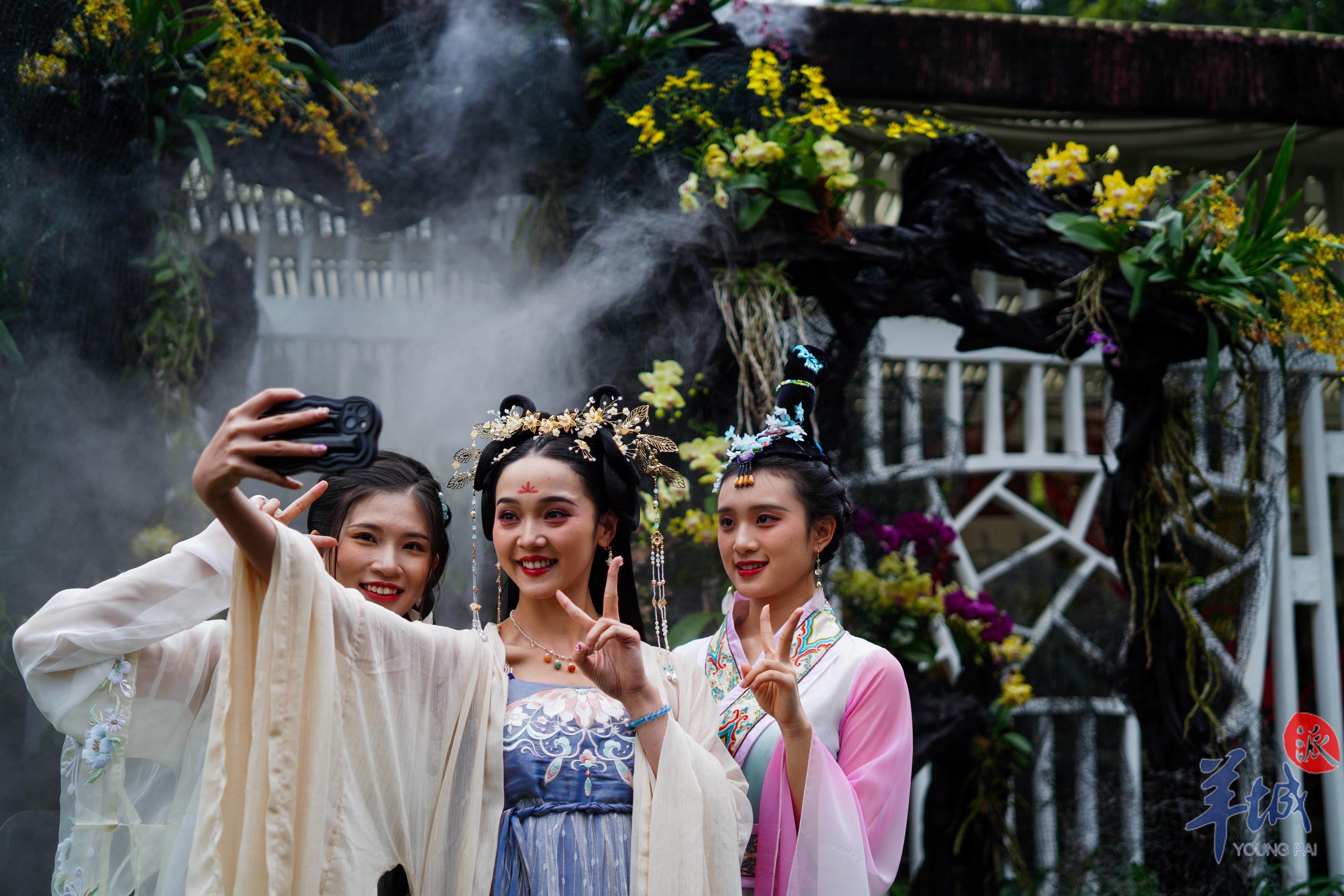 身着汉服的女生与兰花合影