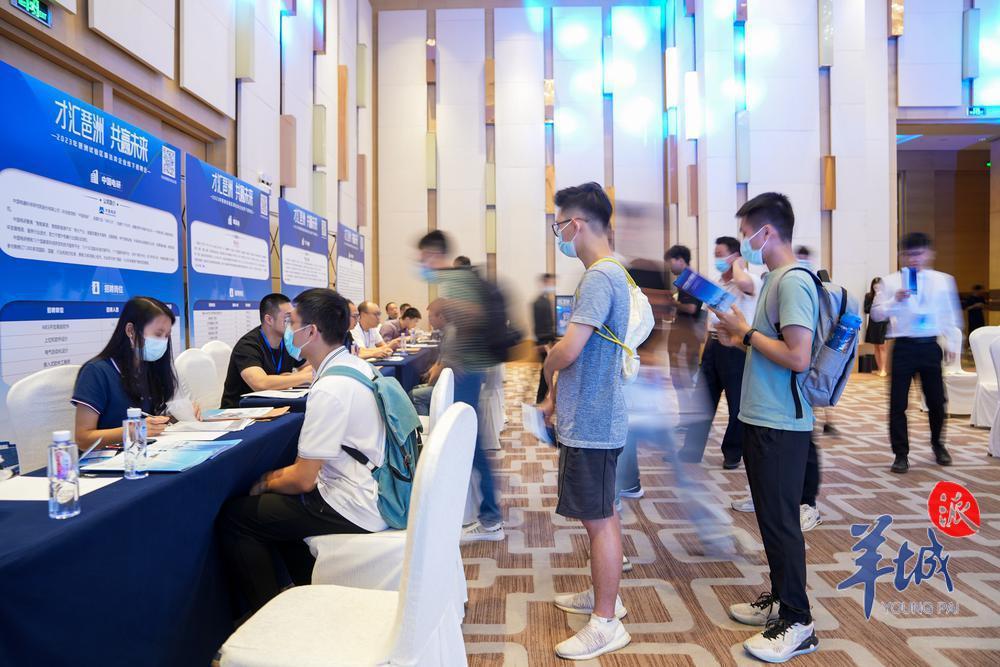 不少青年参与了此次招聘会