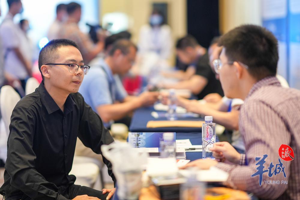 求职者正在向企业负责人了解招聘岗位信息