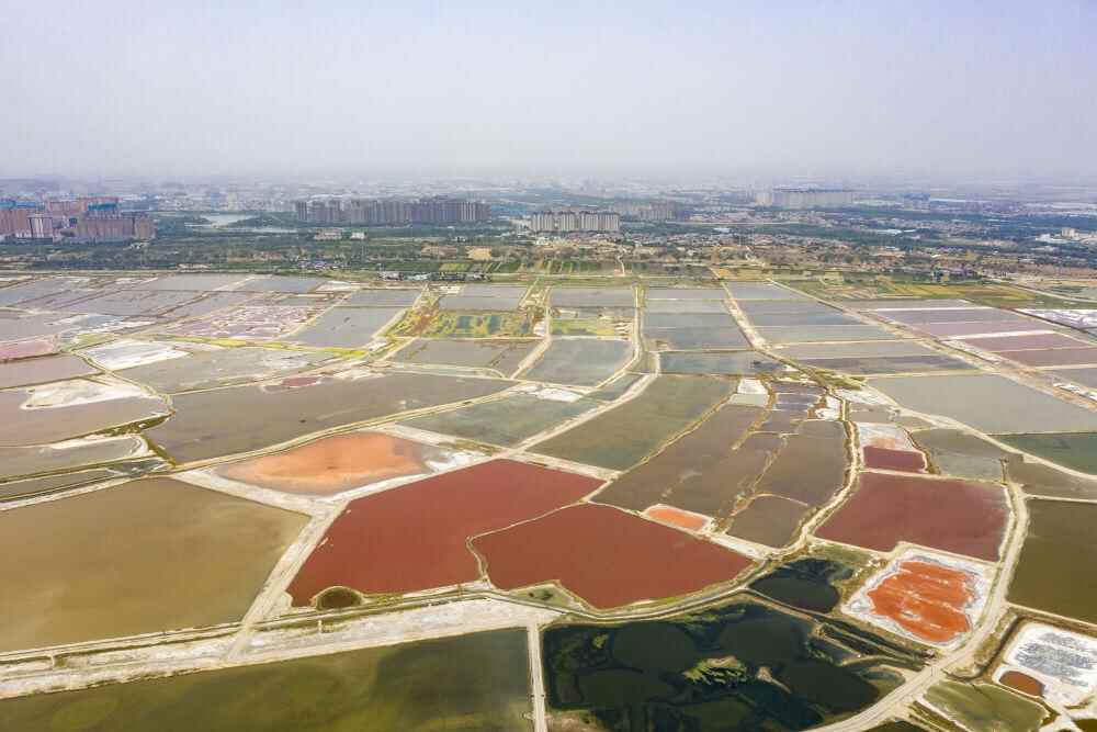 这是5月17日拍摄的运城盐湖一景（无人机照片）。新华社记者 杨晨光 摄