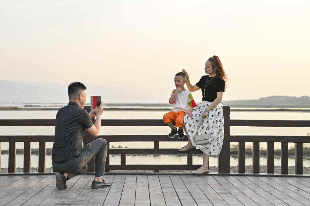  市民在运城盐湖拍照（5月16日摄）。新华社记者 杨晨光 摄