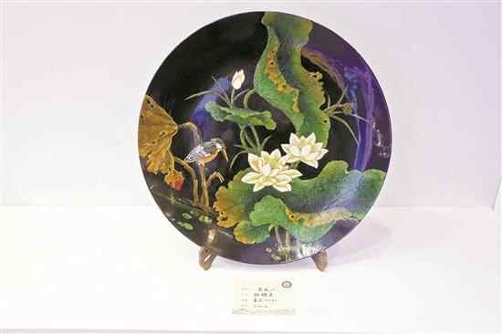 阳江漆艺作品《荷花》 李艺戈 摄
