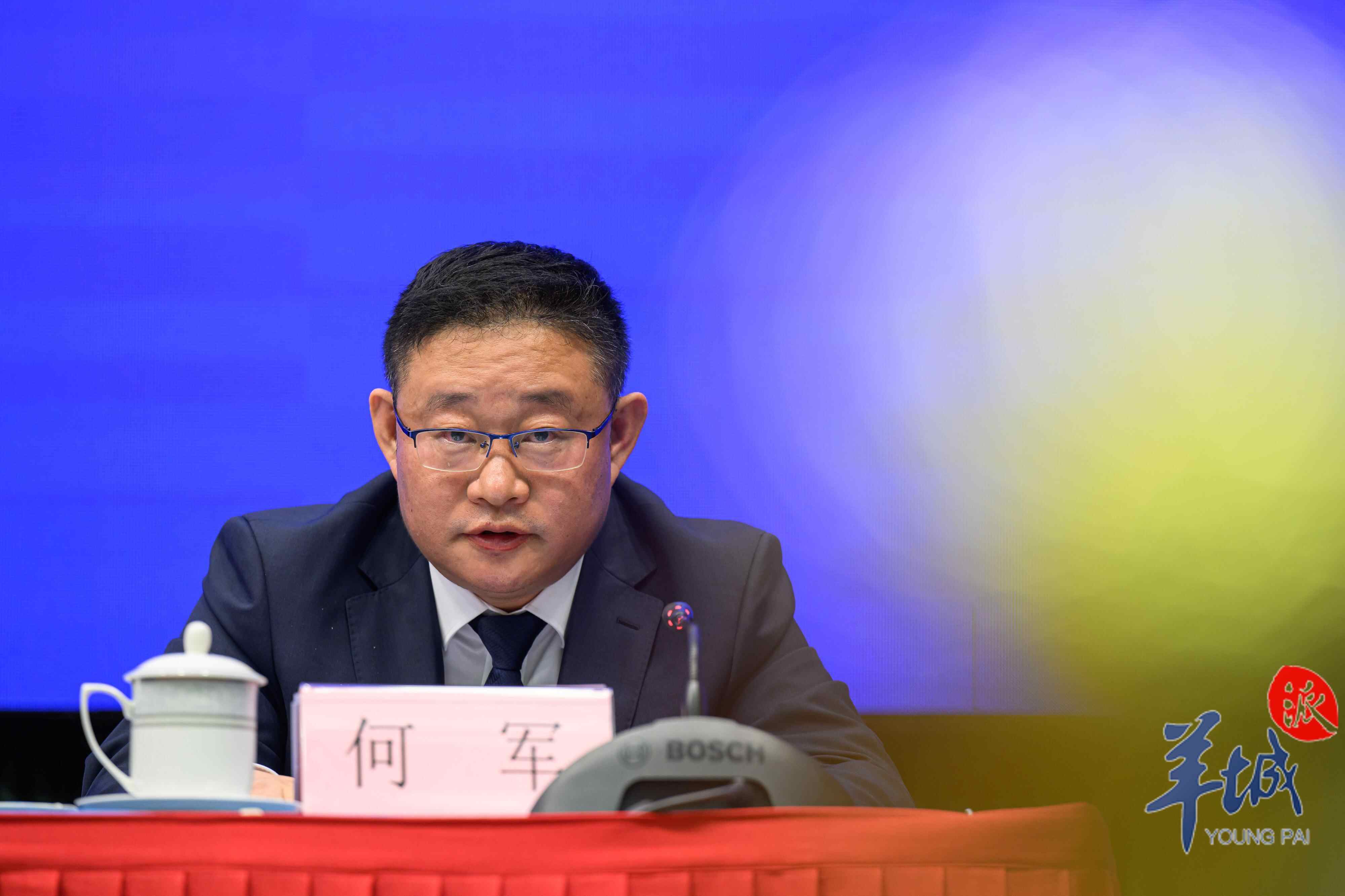 省商务厅副厅长何军介绍说,近五年来,广东外贸相继迈上7万亿元,8万亿