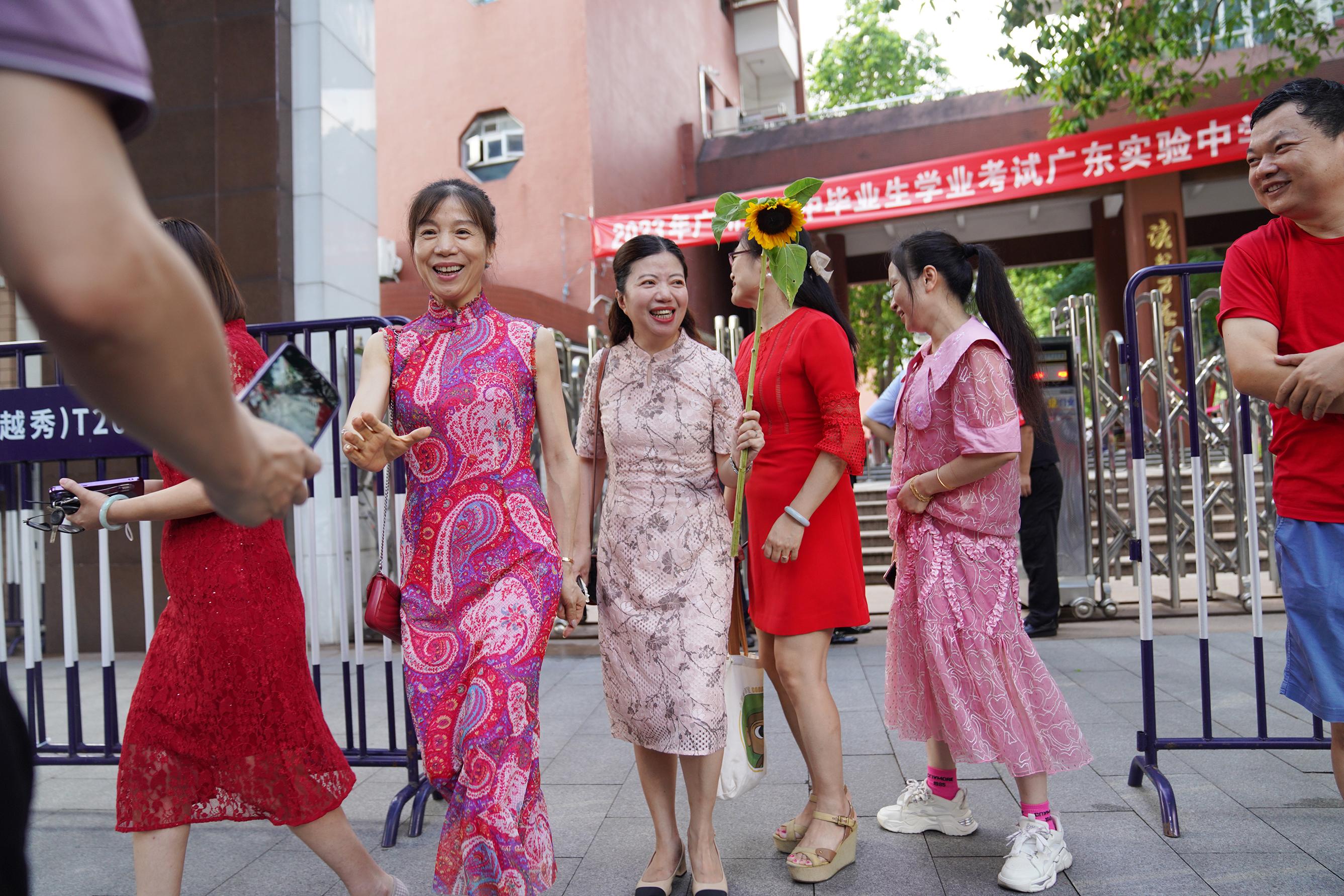 家长们穿着华丽衣服欢送考生