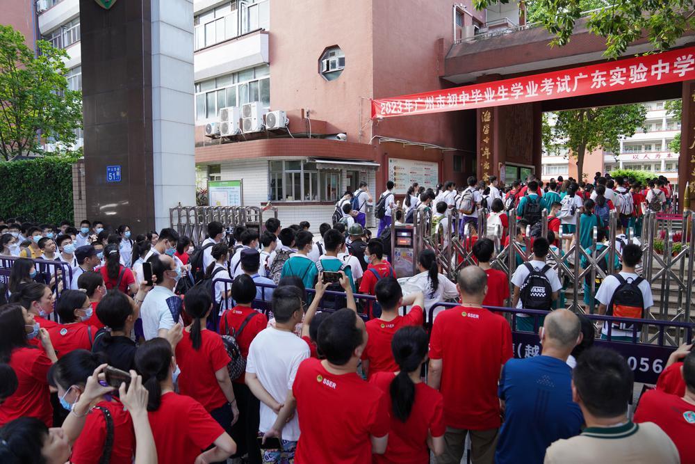 迎来人生第一次重要大考。广东实验中学考点，很多家长送考生