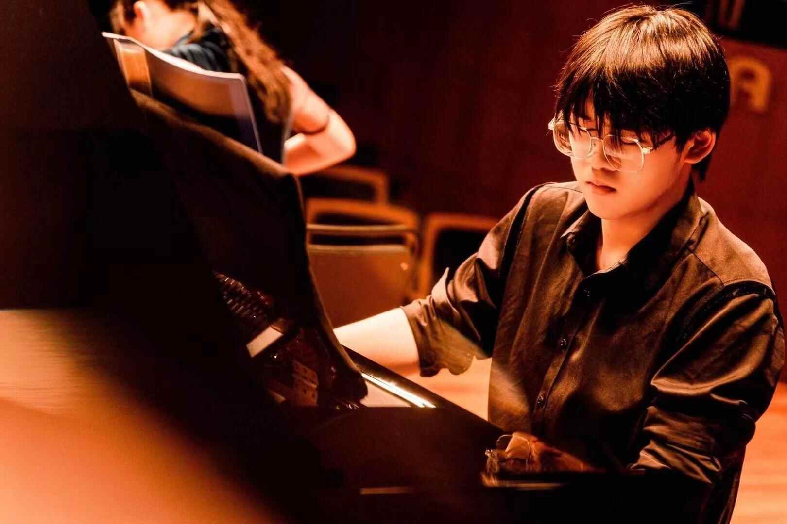 据悉,黄梓轩7岁跟随启蒙老师罗慧山进行系统钢琴学习,多次登上星海