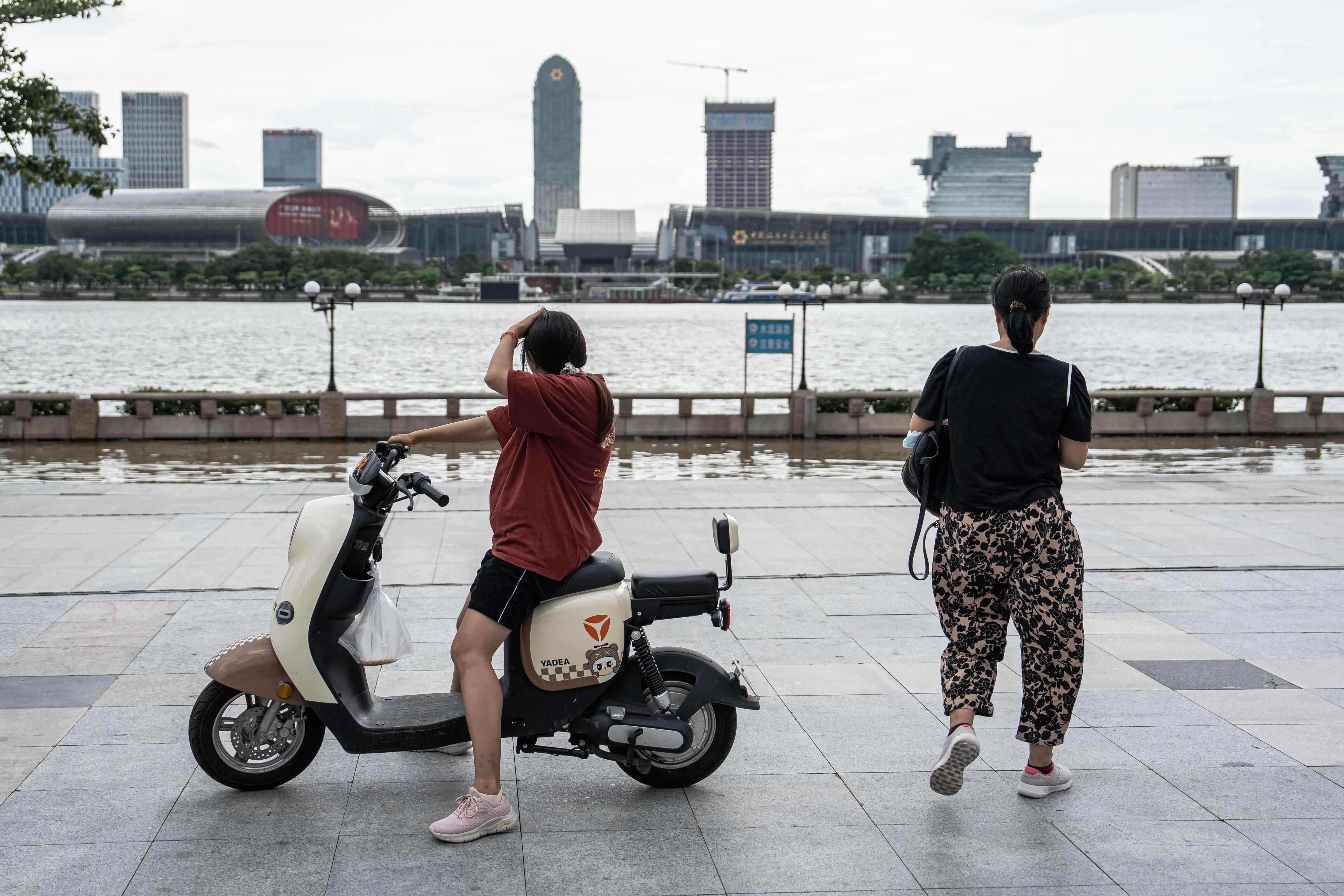  市民观看天文大潮