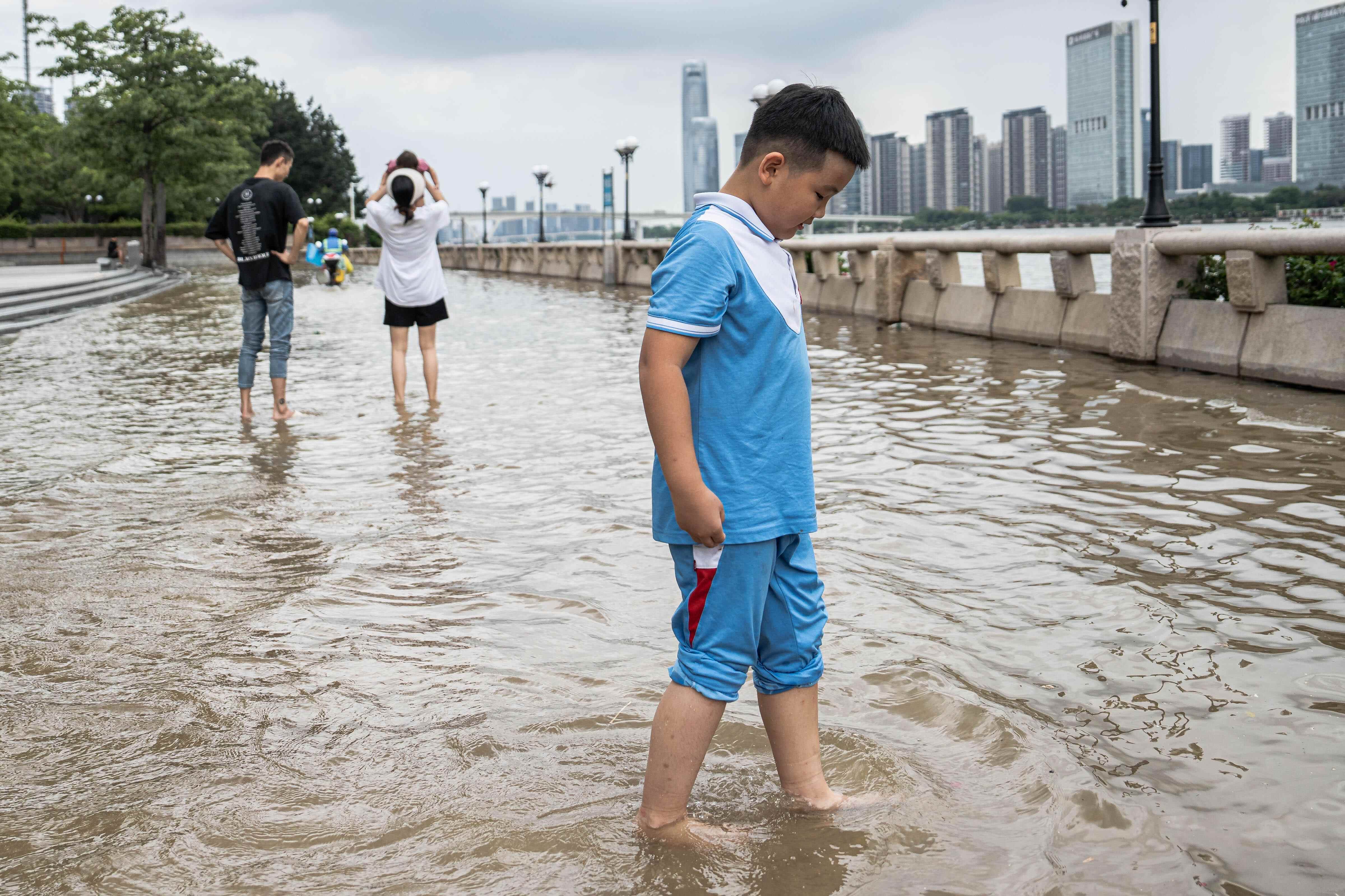 市民站立在水中