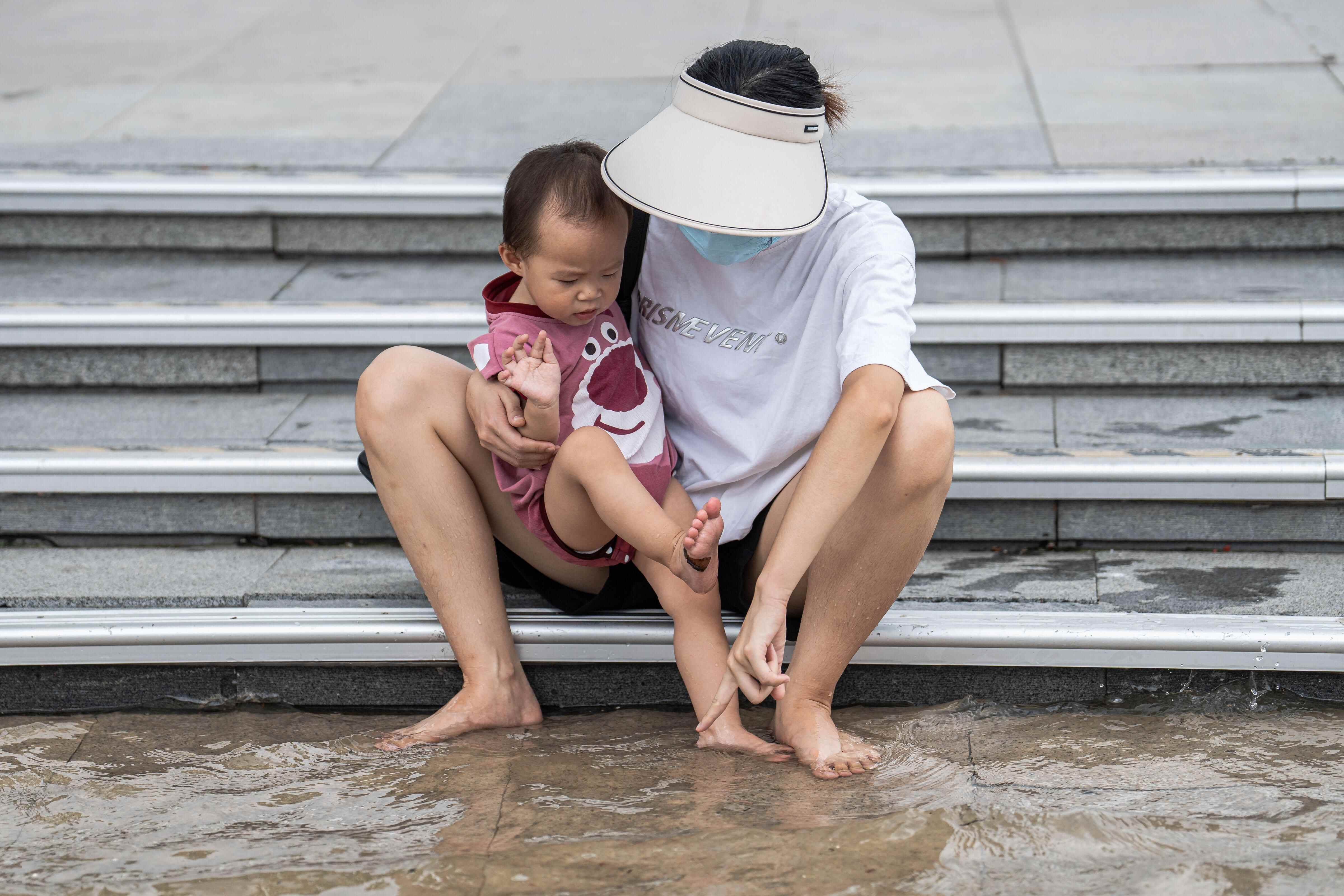 大人小孩在珠江干流广场玩水