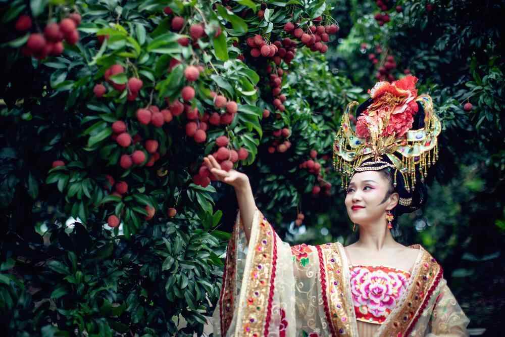 “杨贵妃”的扮演者李洁在摘荔、品荔