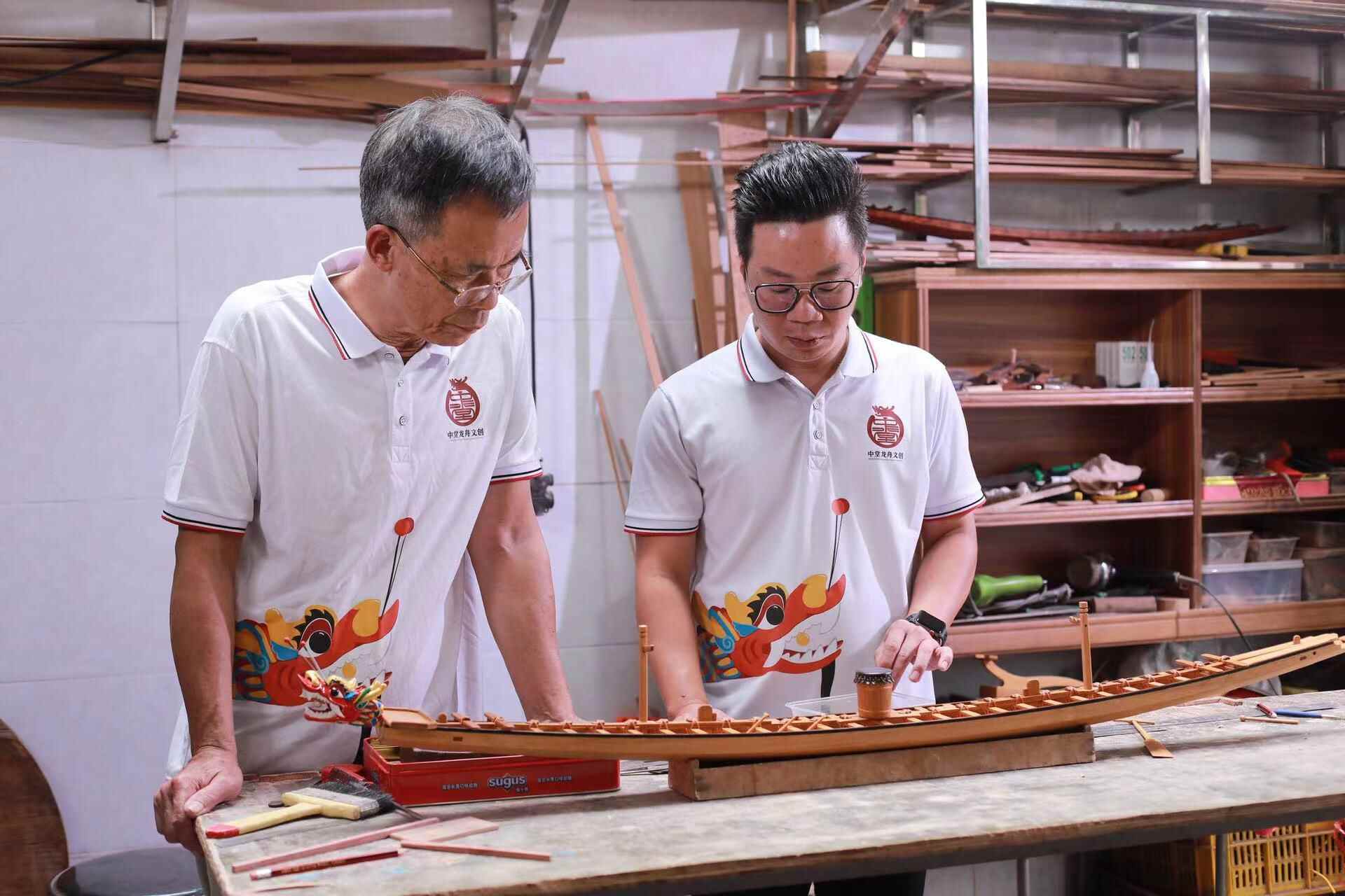 冯氏父子制作小龙舟