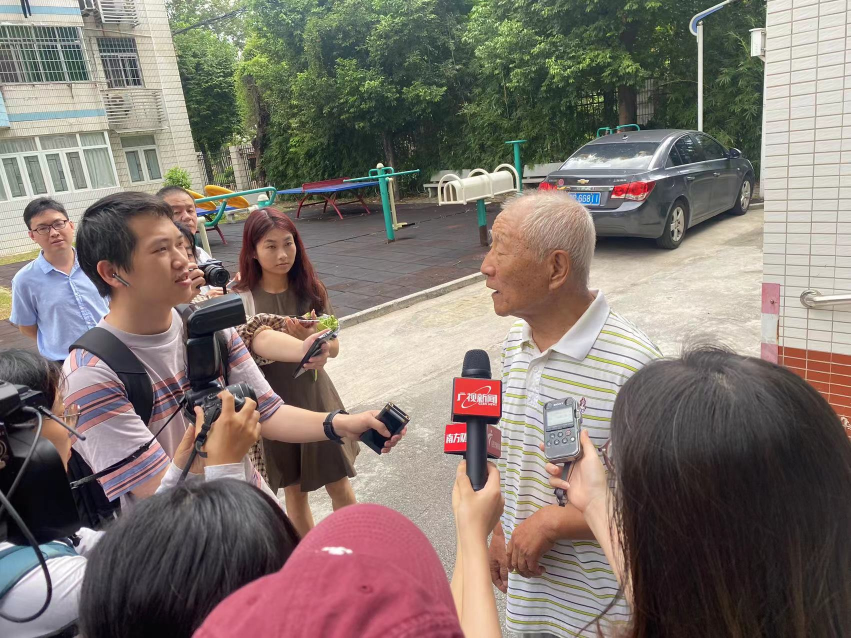 怡德苑小区居民王伟然向记者介绍电梯加装情况