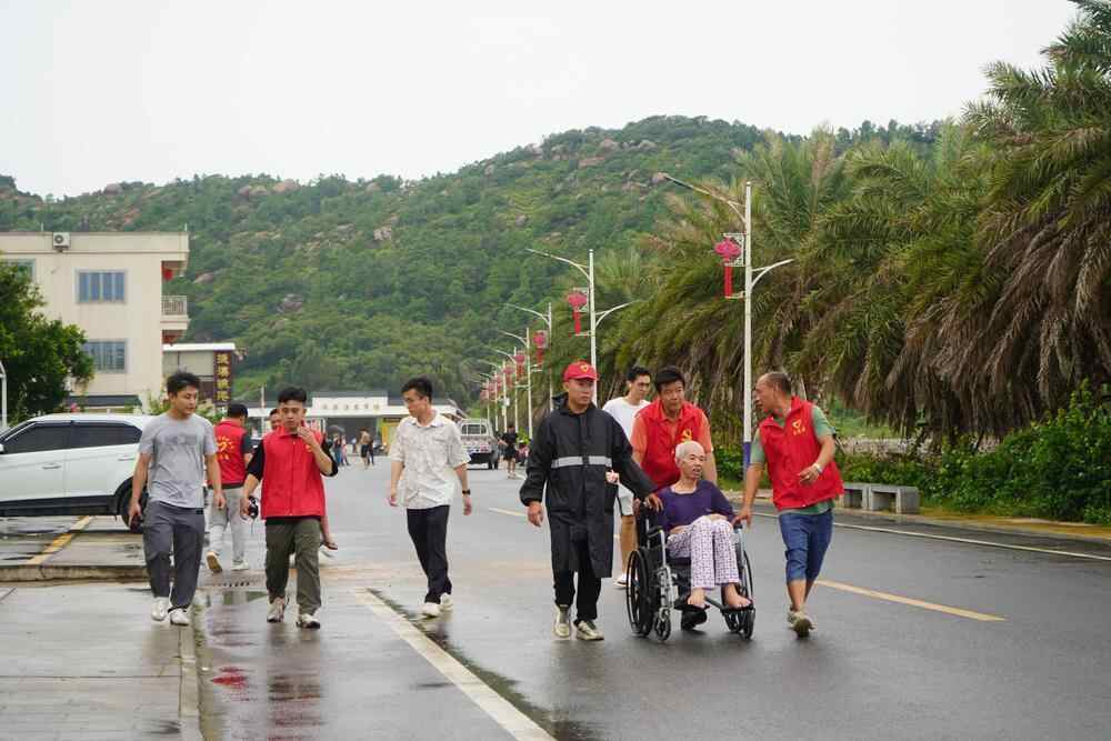 不少党员志愿者积极响应,紧张有序地转移群众到安全场所