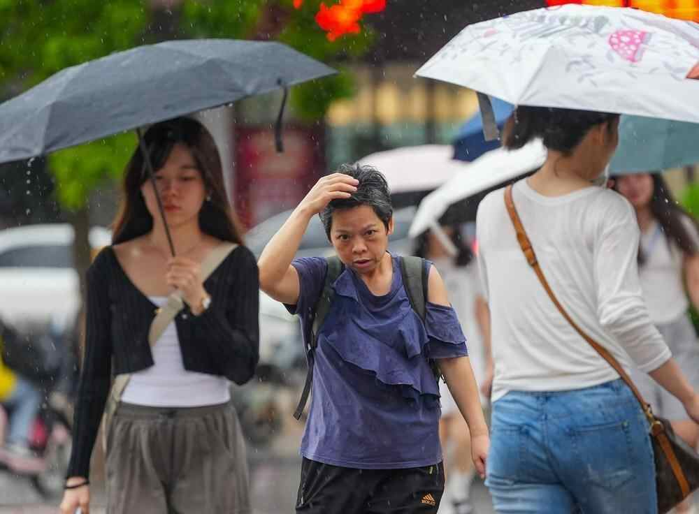 9月7日傍晚,广州市民冒雨出行 梁怿韬 摄
