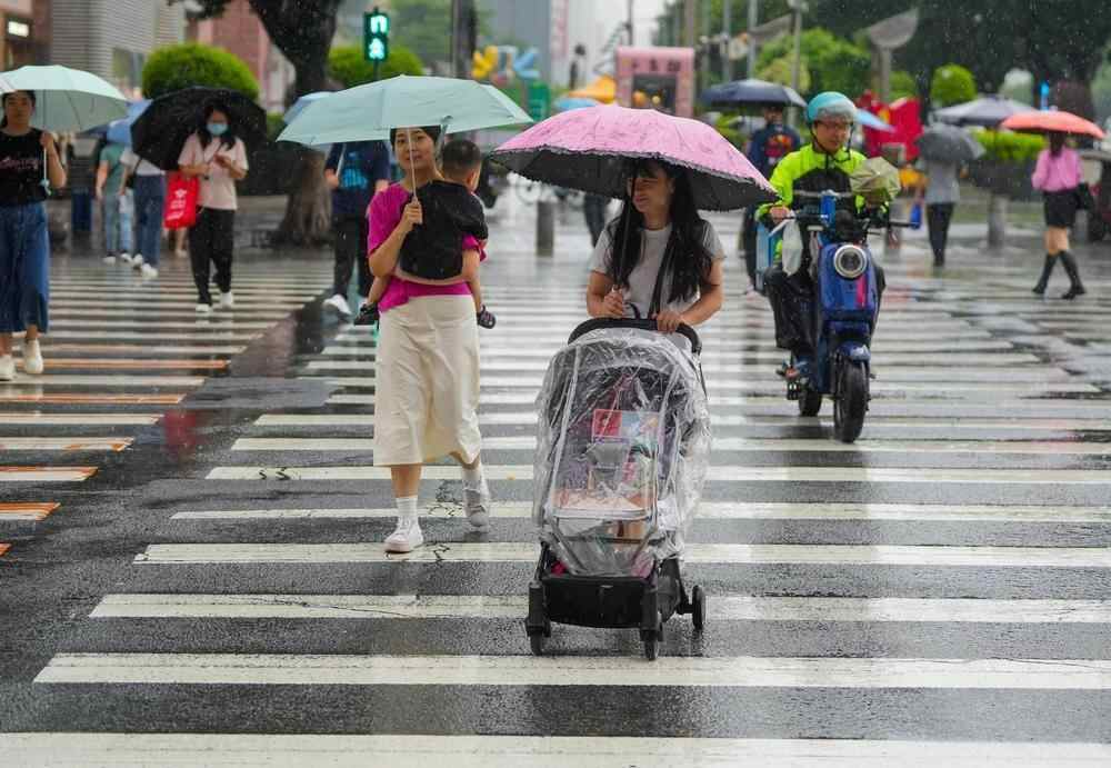 9月7日傍晚,广州市民冒雨出行 梁怿韬 摄