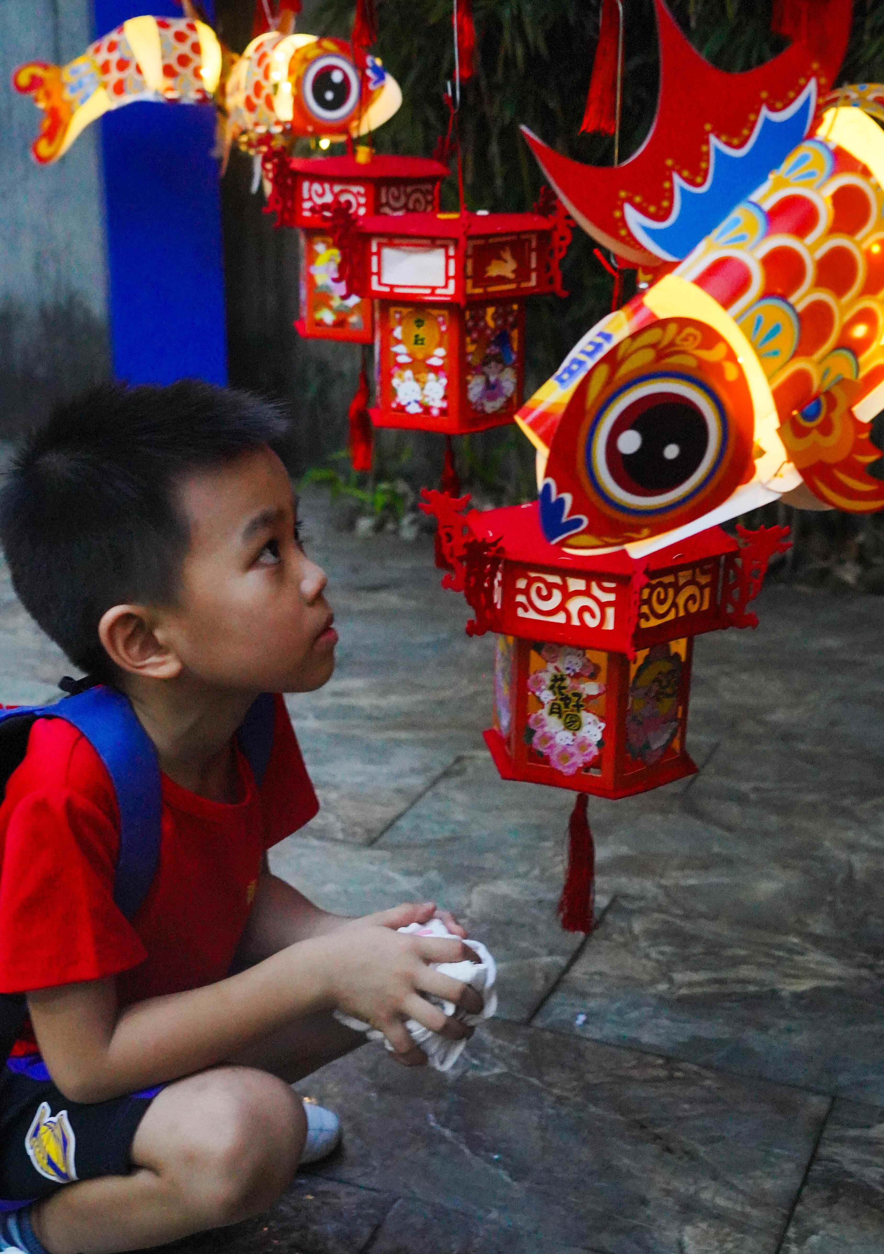  小孩子在红线女旧居内观赏鱼灯