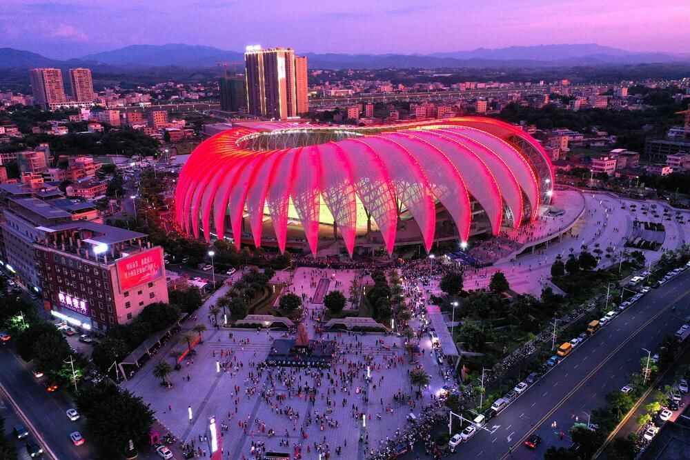 五华县城标志性建筑——五华奥体中心 张炳锋/摄7月29日,"一场球激活