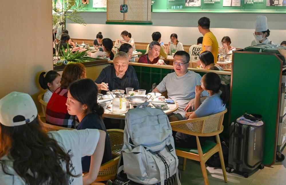 中秋午市，费大厨辣椒炒肉正佳广场店门庭若市