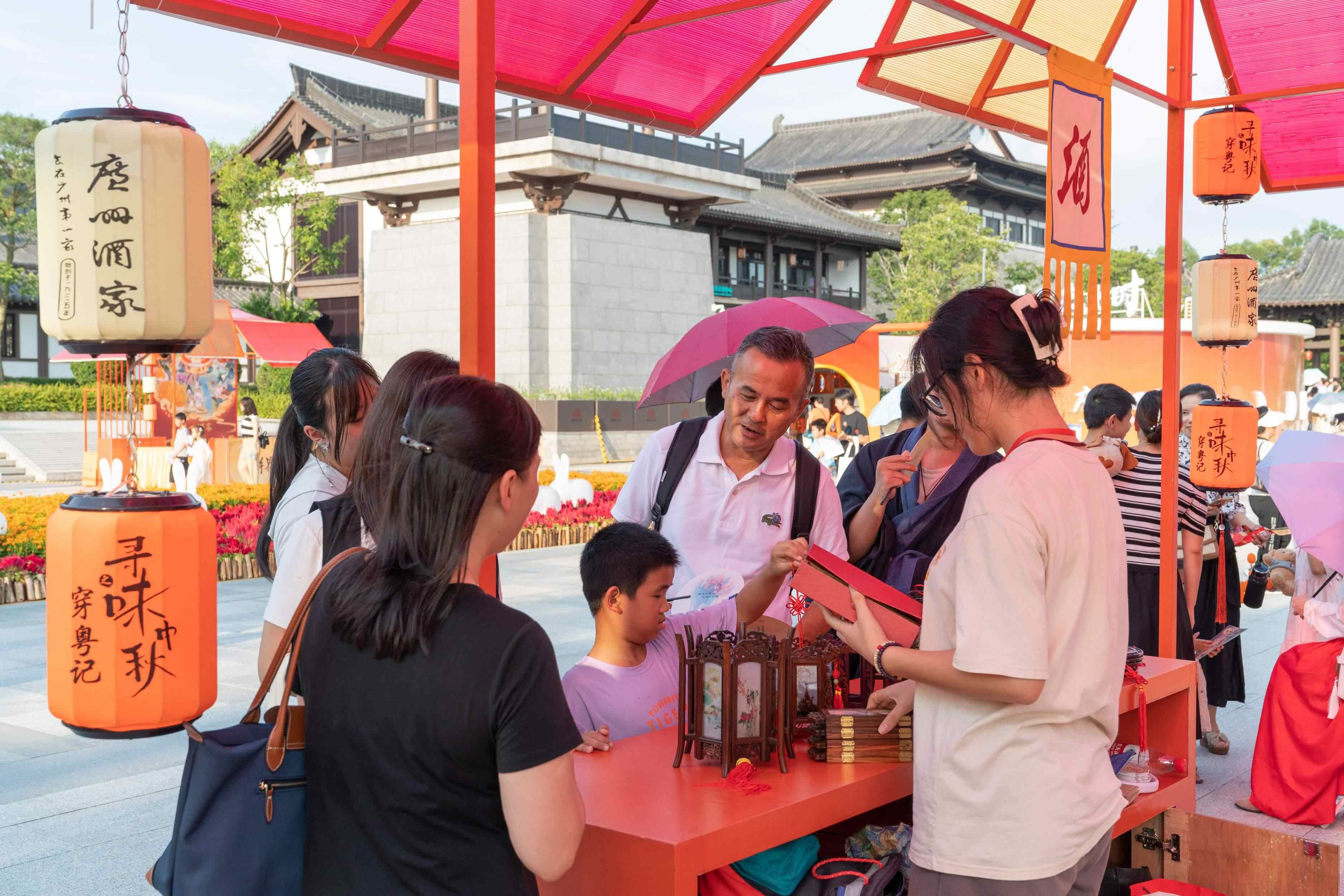 读者体验“穿粤记·寻味中秋”活动(广州市文化馆供图)