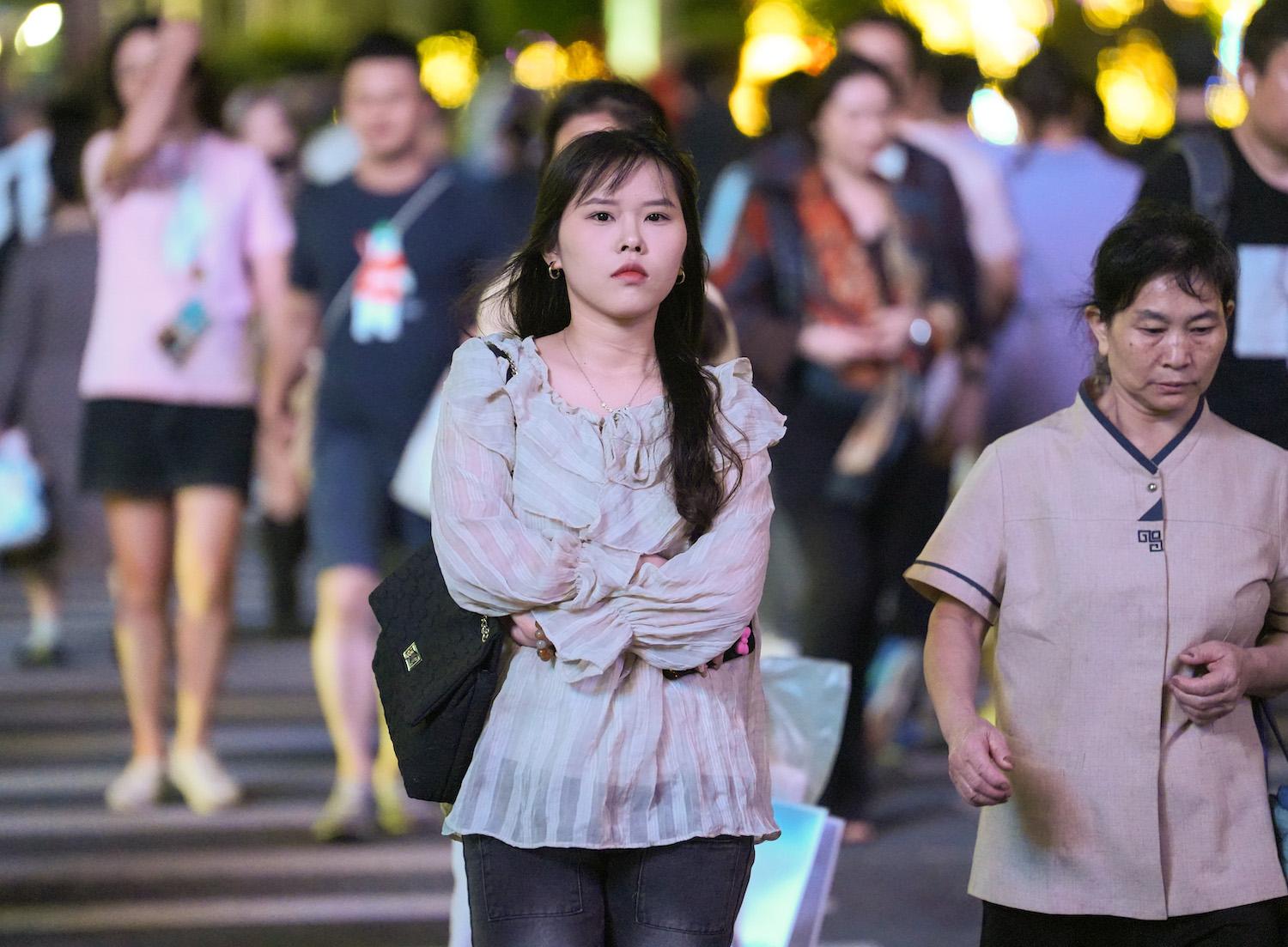 10月8日夜间，降温中的广州，市民穿长袖出门 。羊城晚报记者 梁怿韬 摄