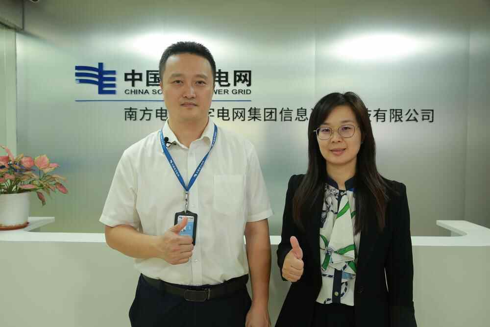 曹碧蓉（右一）走进签约企业