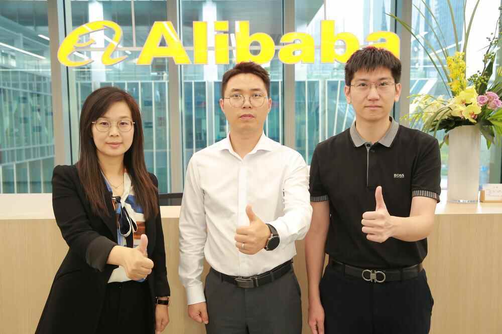 曹碧蓉（左一）走进签约企业