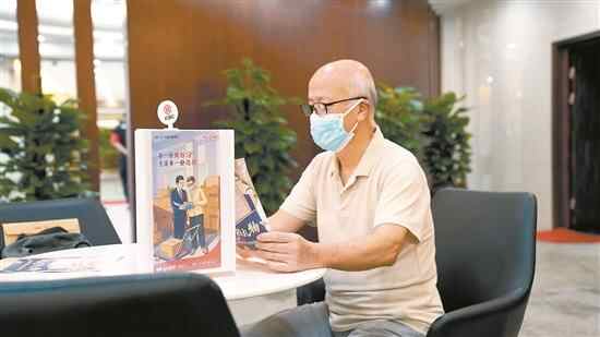  广州市民正在了解养老储蓄业务办理