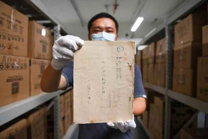  侵华日军南京大屠杀遇难同胞纪念馆工作人员展示封面标注为“极密”的步兵第三十三联队的《南京附近战斗详报》。新华社记者李博 摄