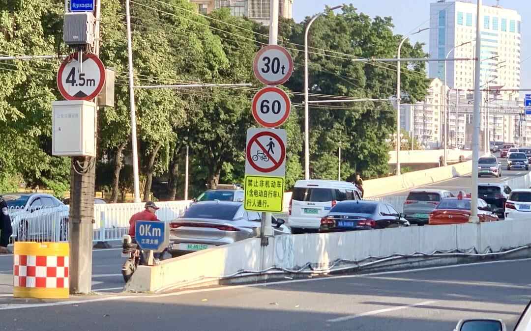 江湾大桥南面上桥位的禁行标志