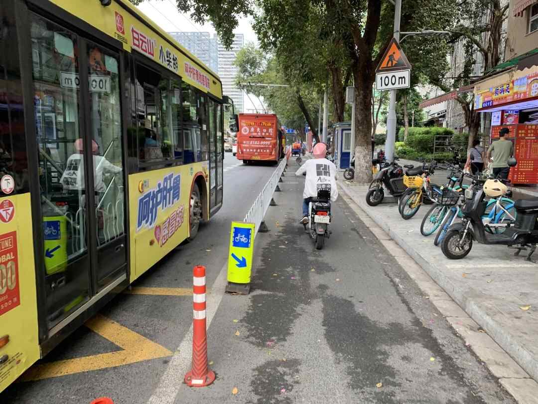 解放中路非机动车道新装的铁护栏