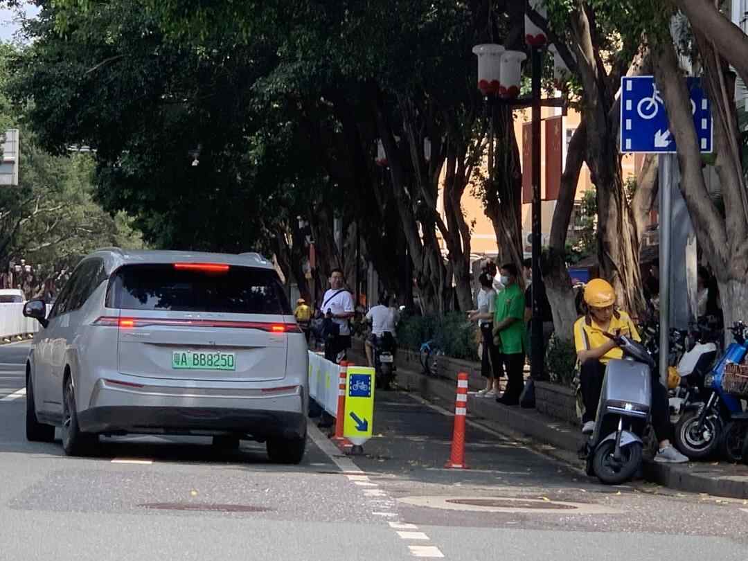 在滨江西路惠食佳门口新装了铁护栏，杜绝了机动车违停非机动车道