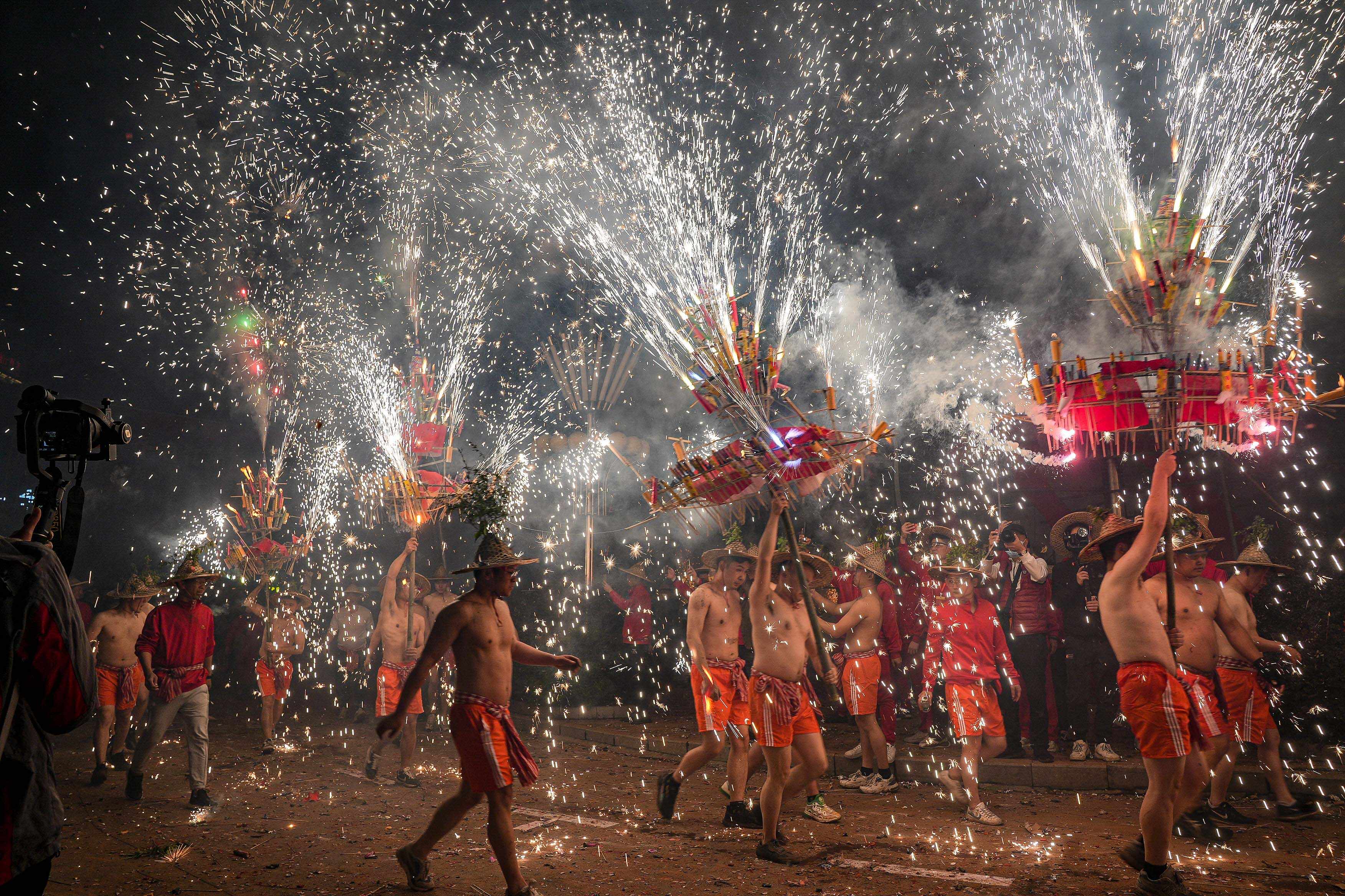 1月31日晚(农历正月初十)国家级非遗项目揭阳乔林烟花火龙表演在揭阳