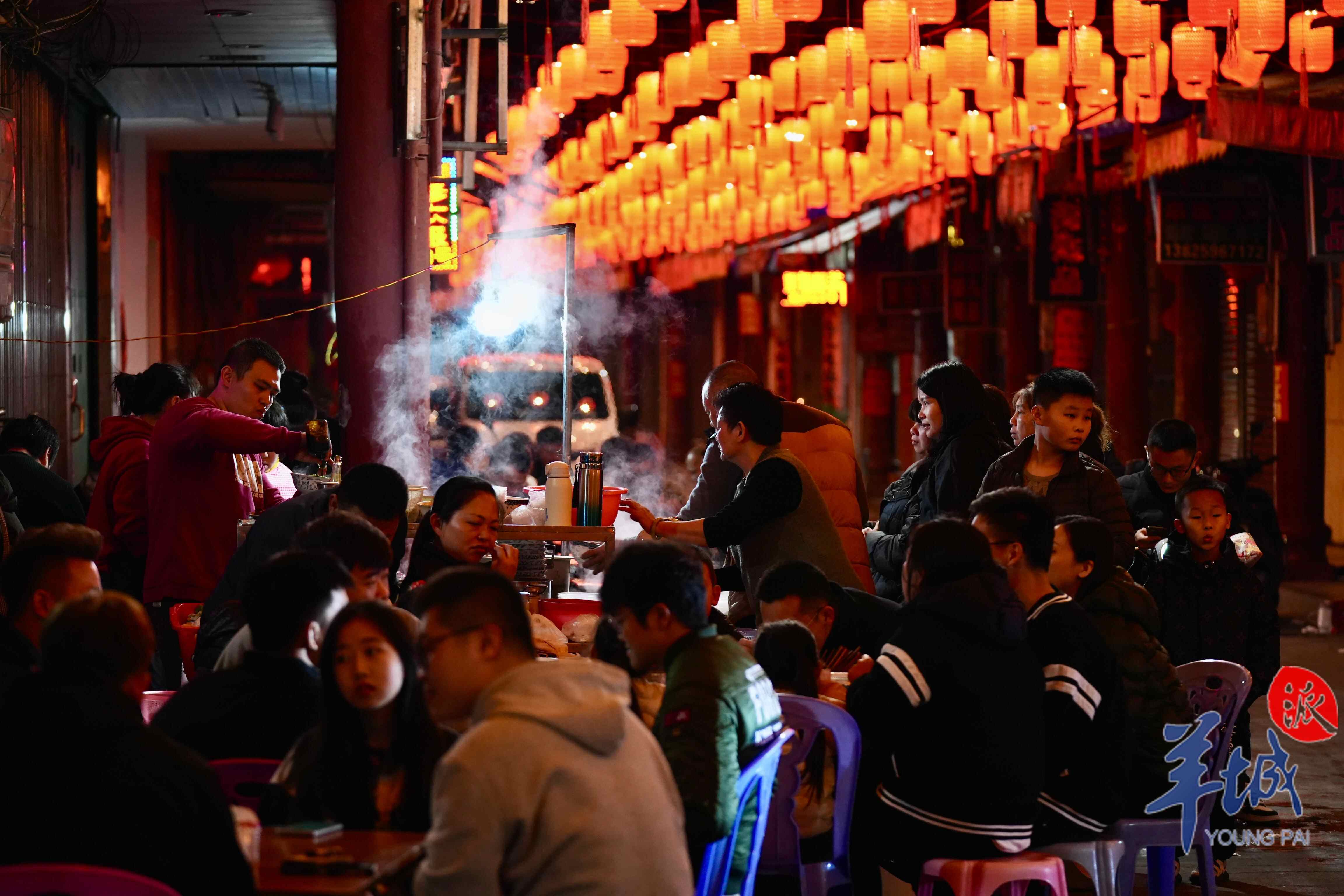 晚上9点，关爷前汤粉店前已围满前来吃粉的食客