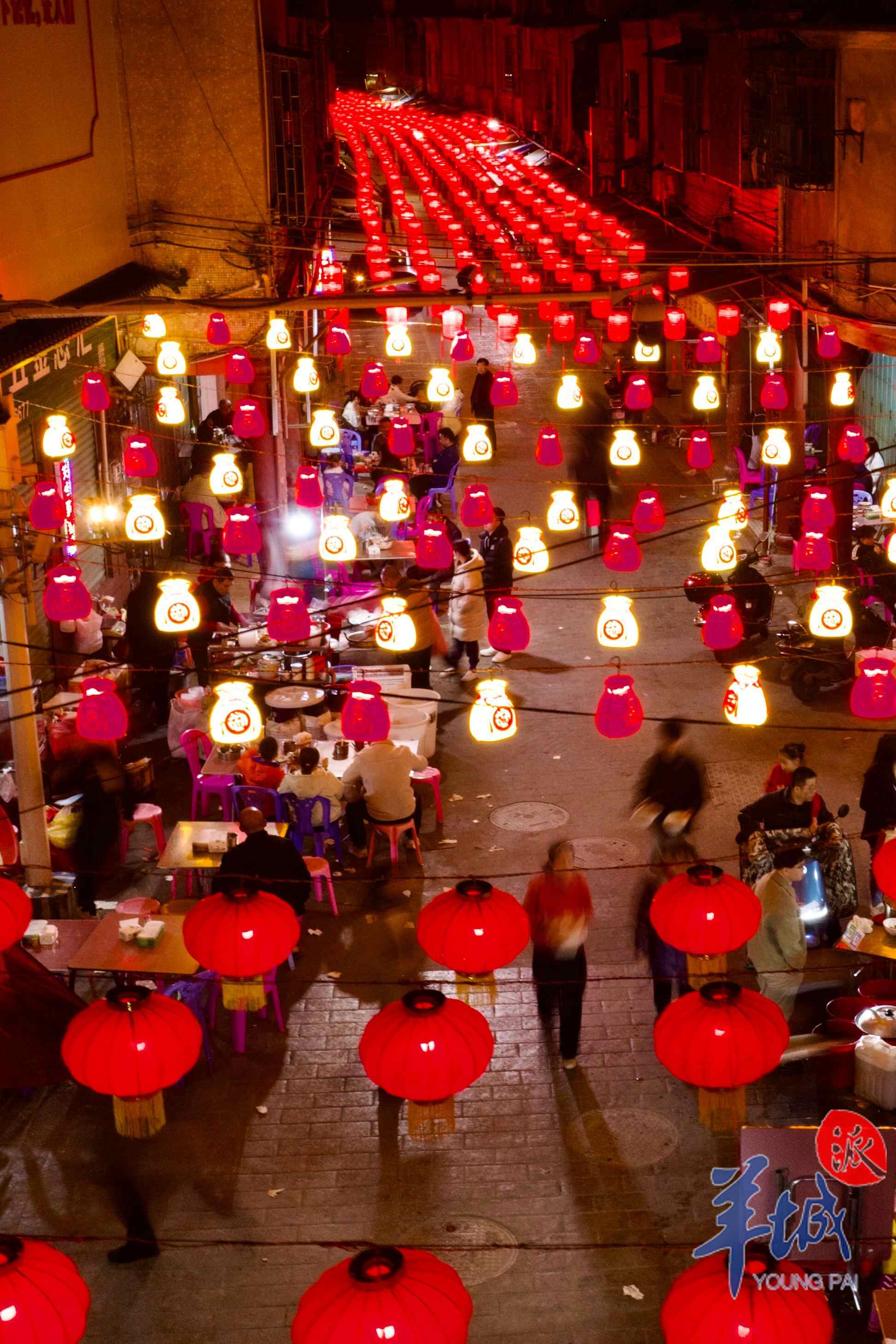 老街关爷前街道在无数灯笼的衬托下显得喜庆而热闹。