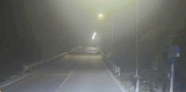 王国梁行车记录仪显示，骑着摩托车的黄福林在断桥前不停地打双闪为他示警