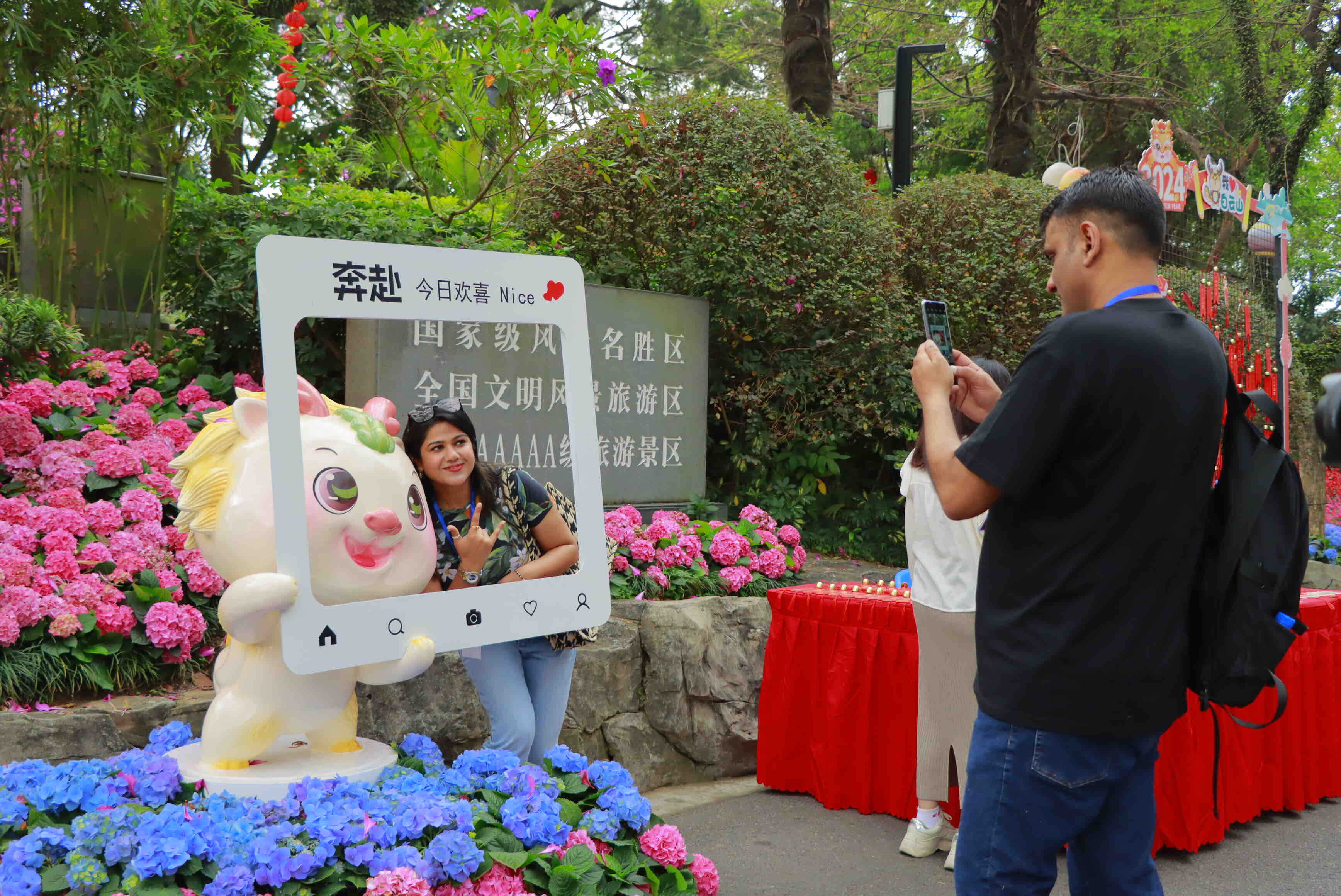 over70internationalfriendsenjoylanternfestivalinflowercity