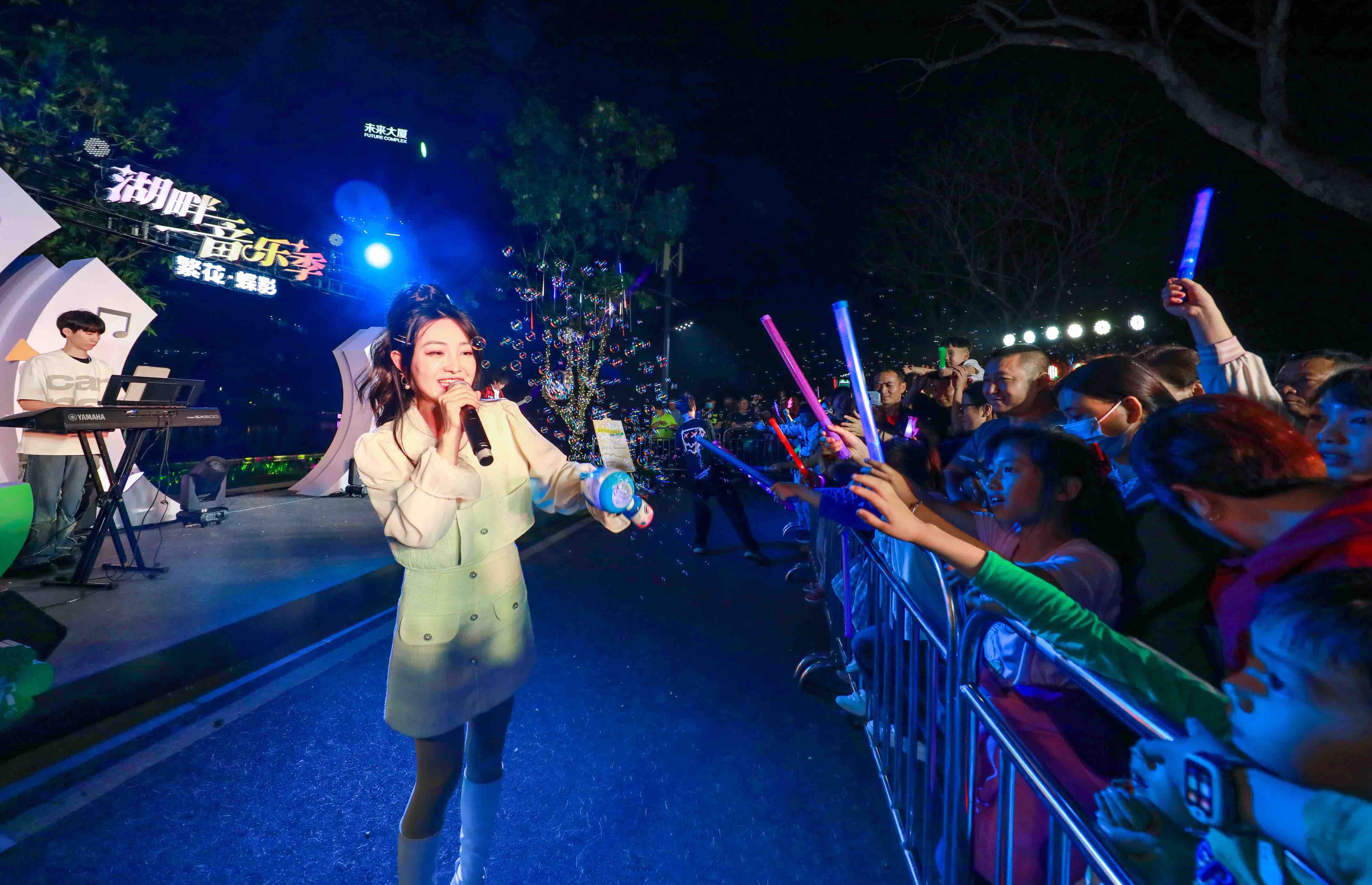 全民k歌台,人人都可以想唱就唱;"i人""e人"打卡点,自动感应开合花,为