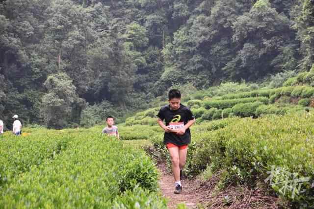 六年级男孩百米跑出12秒27，比肩同期苏炳添！老师：这个娃什么都好