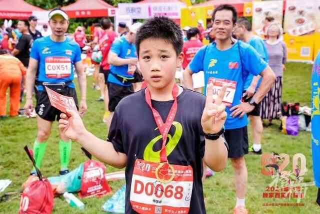 六年级男孩百米跑出12秒27，比肩同期苏炳添！老师：这个娃什么都好