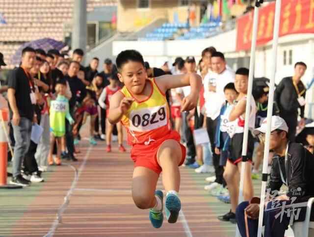 六年级男孩百米跑出12秒27，比肩同期苏炳添！老师：这个娃什么都好