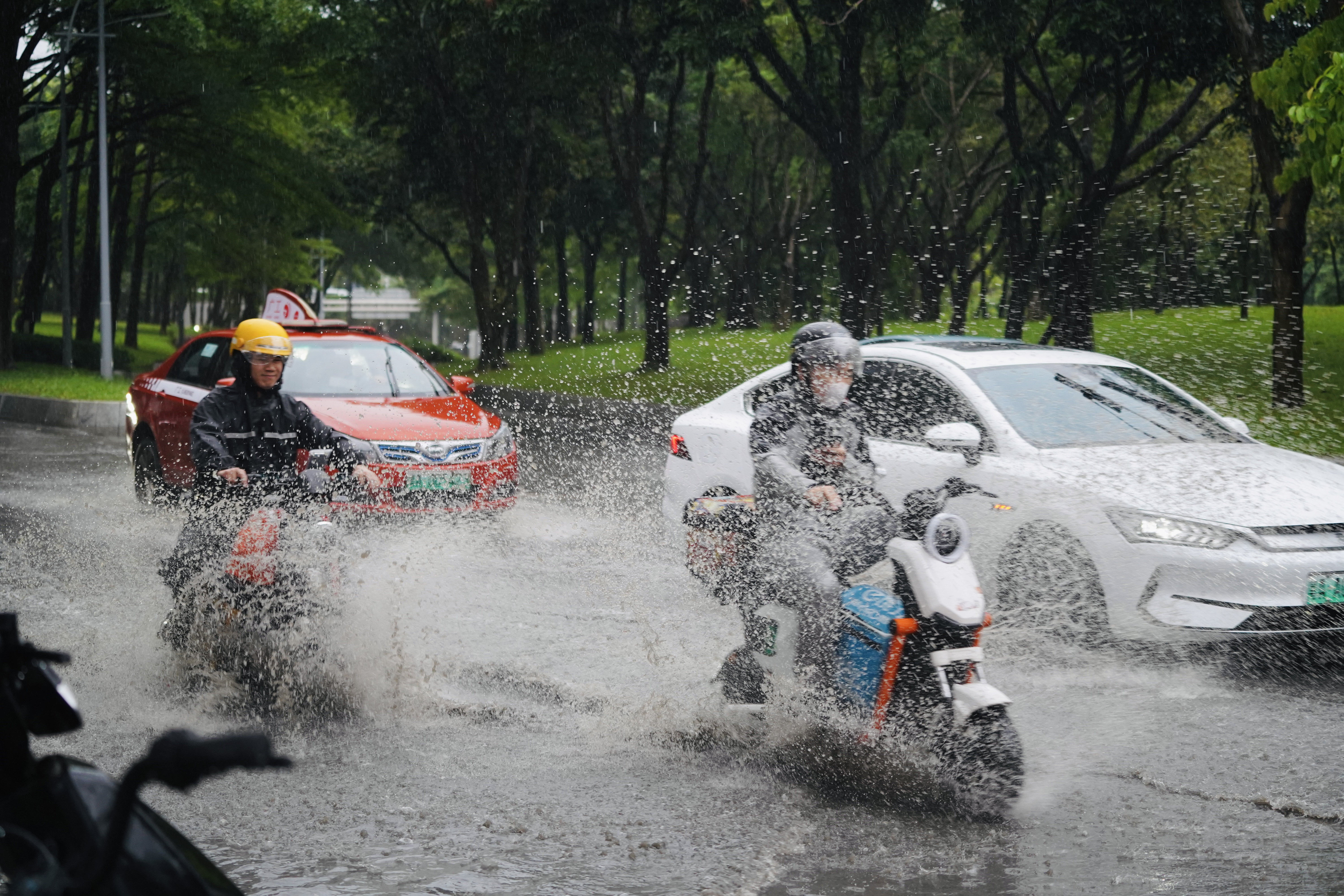 为何会出现强龙卷、大冰雹?广州市气象局解读→