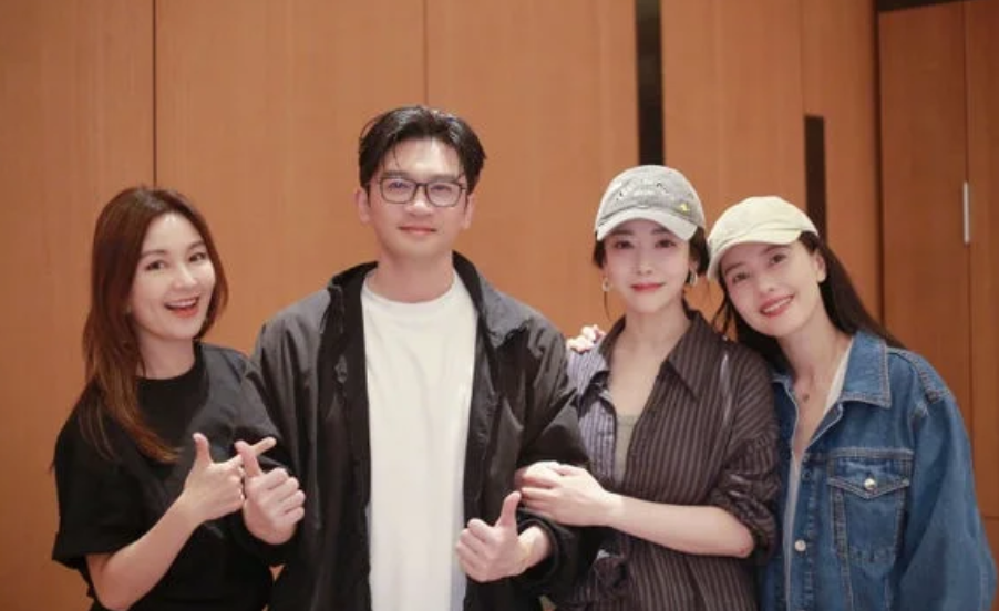 苏有朋同框“倚天四美”，可惜贾静雯是P的