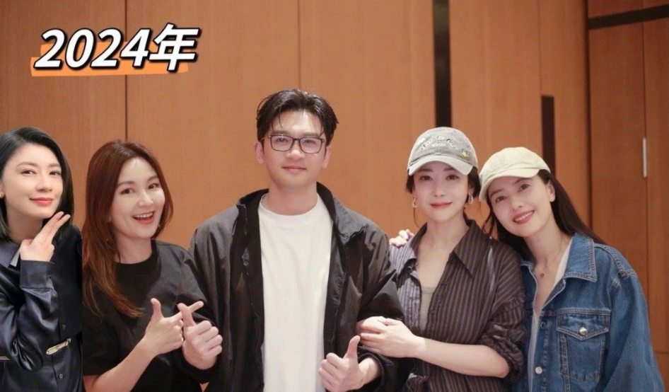 苏有朋同框“倚天四美”，可惜贾静雯是P的