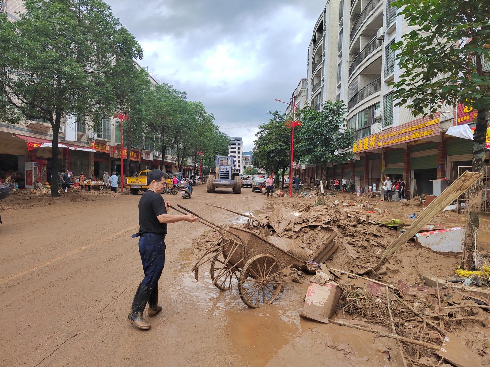 干群和民兵在清扫街道