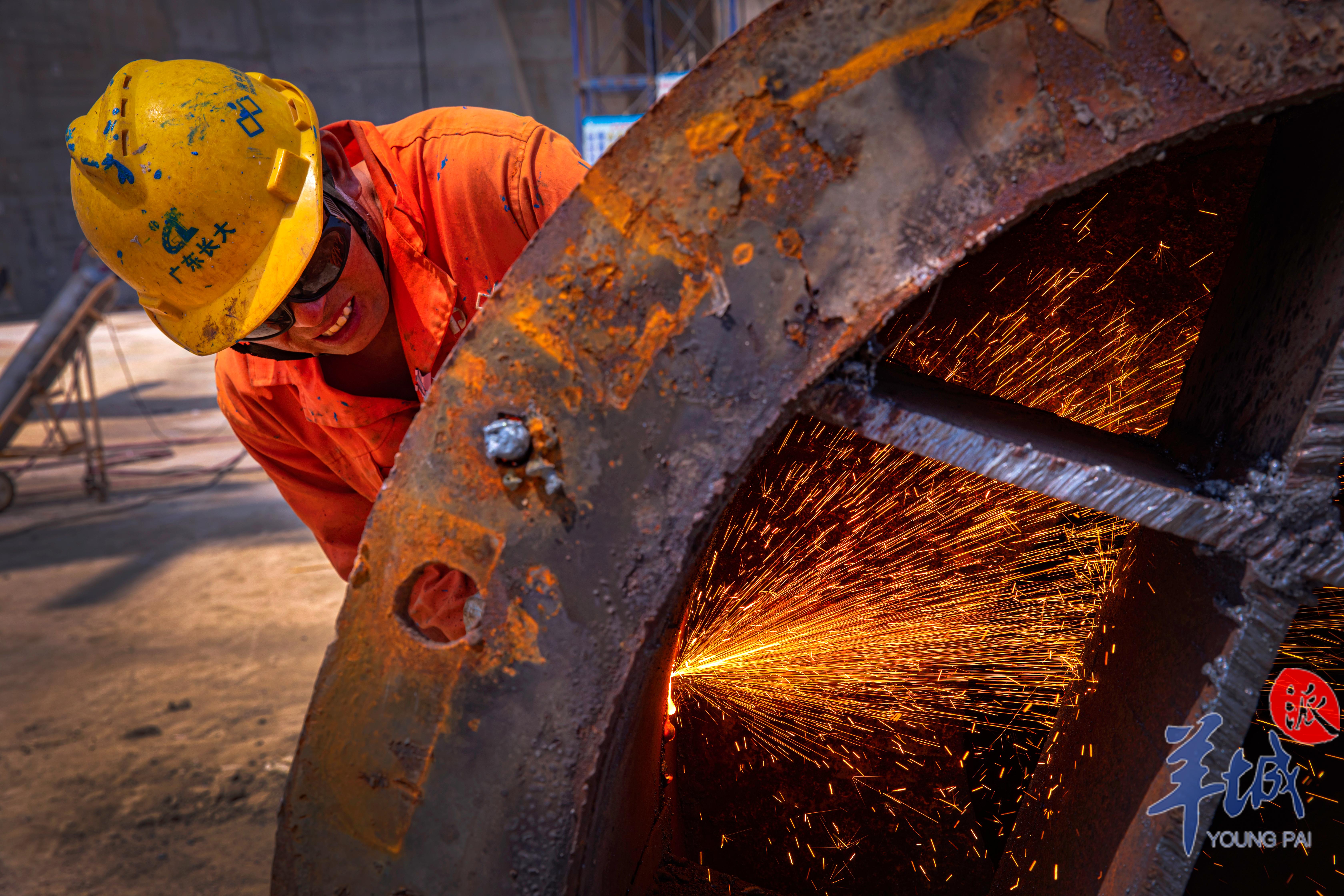 在深中通道焊接的深中人 马国泉拍摄于2022年4月9日
