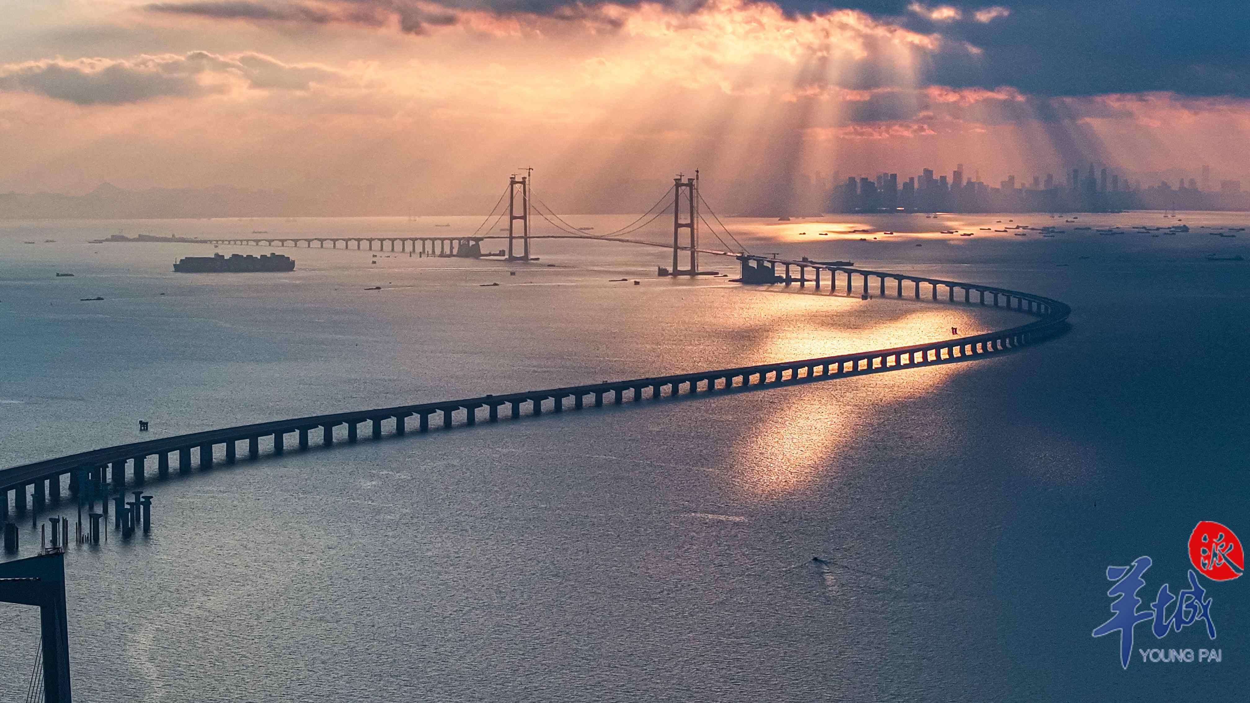 光影下的深中通道 谭成伟拍摄于2023年9月