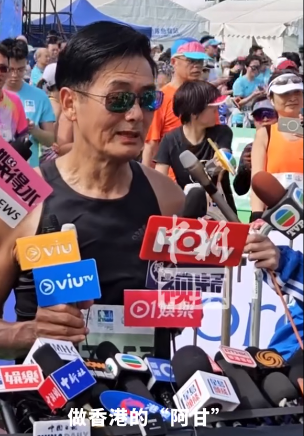 网友偶遇69岁周润发在北京朝阳公园跑步：每年荷花开的时候都会来