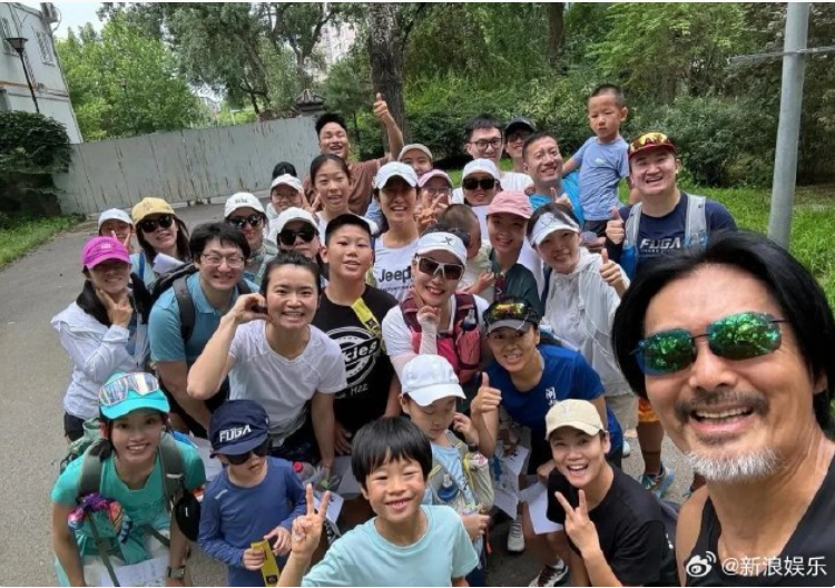 网友偶遇69岁周润发在北京朝阳公园跑步：每年荷花开的时候都会来