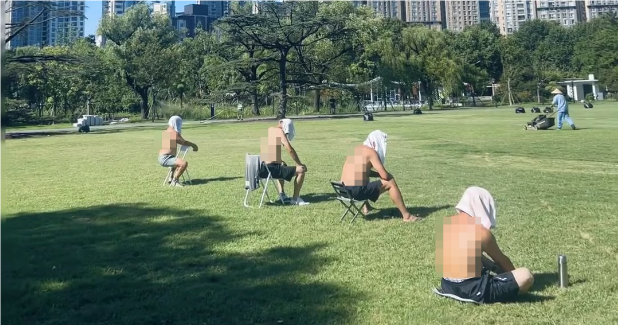 辣眼睛?“晒背族”占领上海各公园,园方成“三夹板”,医生提醒→